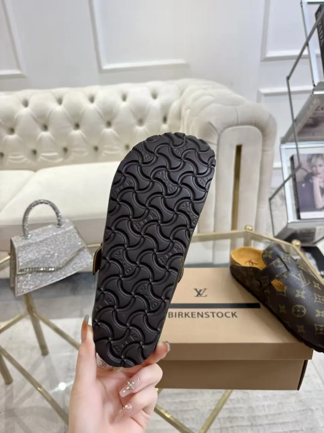 Women's p560 Men's p580 ✨ LV couple's toe-cap slippers | Full of high-end feel, you can walk with wind! ✨ This pair of LV classic toe-cap slippers is simply a "walking grass-planting machine"! Original three-dimensional embossed cowhide + cowhide fabric, the texture is high-end at first glance, and you will become a rich daughter/son in seconds ~💅 🌟 Why must you join TA? ✔️ Original embossed cowhide - clear texture but not cheap, classic presbyopia yyds ✔️ Belt buckle + metal logo - ecstatic control of details, exquisite to the heel! ✔️ Sheepskin lining + cushioned footbed - it feels like stepping on clouds ☁️, and you won’t feel tired when you go shopping~ ✔️ Non-slip rubber sole - walking is as stable as a mountain, and you are not afraid of slipping on rainy days!  👫 The best outfit for couples: Whether it’s shorts, T-shirts👕 or long skirts and suits👗, pairing these shoes with each other will immediately create a lazy and high-end atmosphere! Everyday outings/vacations, no matter what you shoot, it will look like a blockbuster📸🔥 The texture and foot feel that only the higher version can have, it is not a hit or a hit! Heartbeat is not as good as action. True love is true when both pairs are in pairs~💖 #LVcoupleslippers #高色综合 #好看不狠的 Feet #couples’ must-have